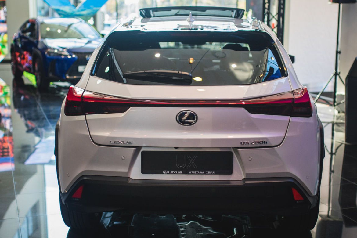 Lexus UX już w polskich salonach