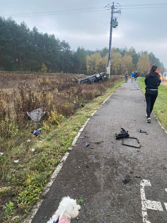 Poważny wypadek w Obrowie. Dachował samochód osobowy. Dwie osoby w szpitalu