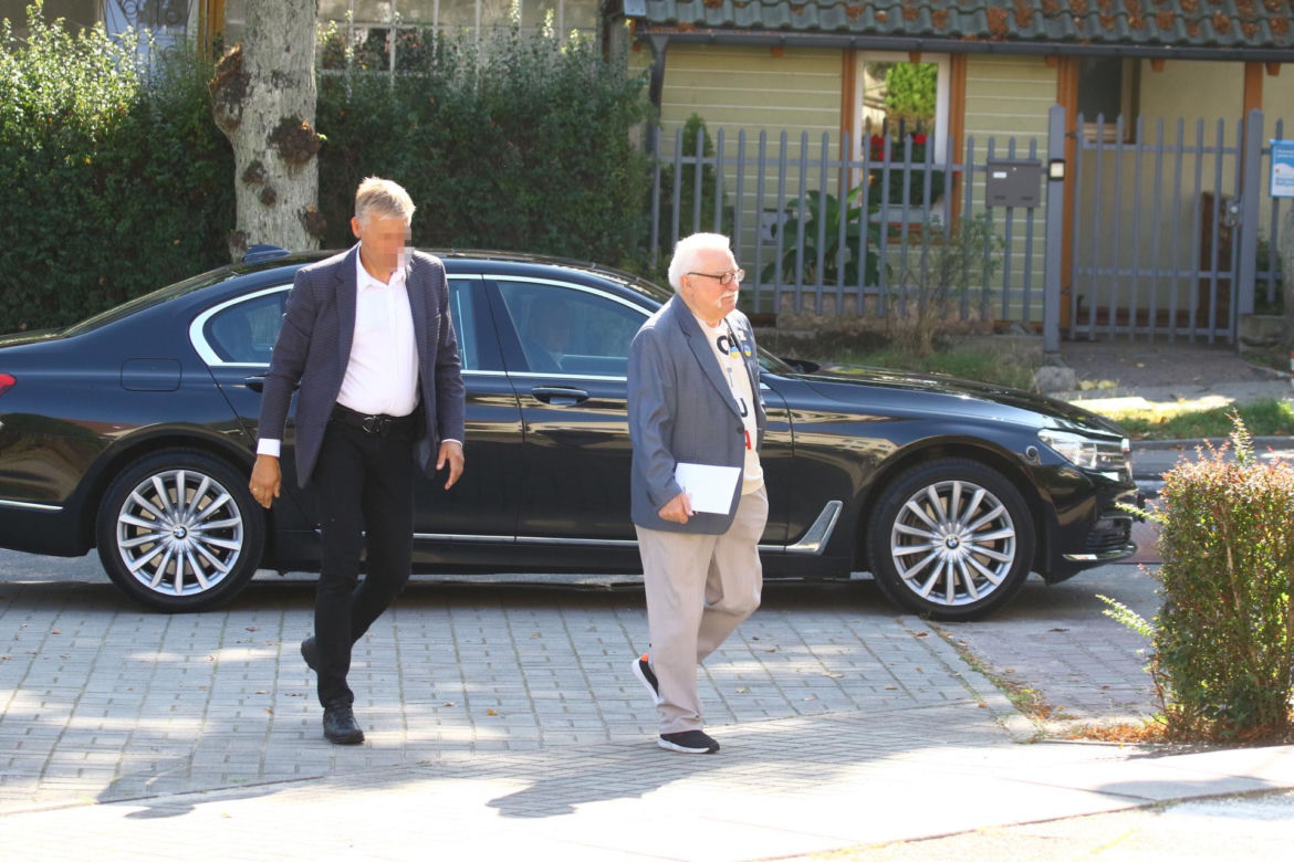 Wałęsa z kopertą poszedł do kościoła