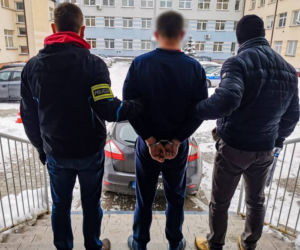 32-latek napadł z nożem na sklep i uciekł z prokuratury [ZDJĘCIA, WIDEO]