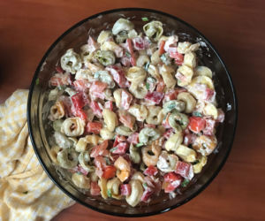 Sałatka z tortellini – imprezowy hit gotowy w 20 minut