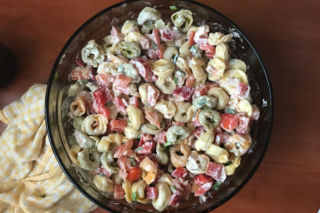 Sałatka z tortellini – imprezowy hit gotowy w 20 minut