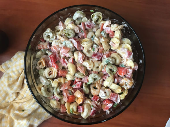 Sałatka z tortellini – imprezowy hit gotowy w 20 minut
