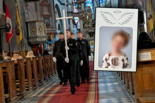 Miecio był najmłodszy w grupie, zginął pod kołami ambulansu. Została kołderka i poduszka  z jego imieniem