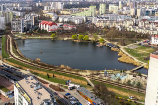 Blokowisko nad samym jeziorem. Drugiego takiego miejsca nie znajdziesz w Warszawie