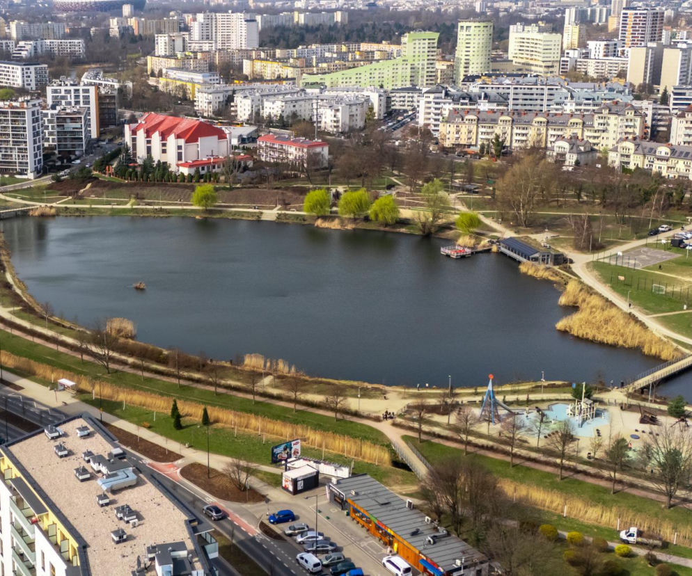 Blokowisko nad samym jeziorem. Drugiego takiego miejsca nie znajdziesz