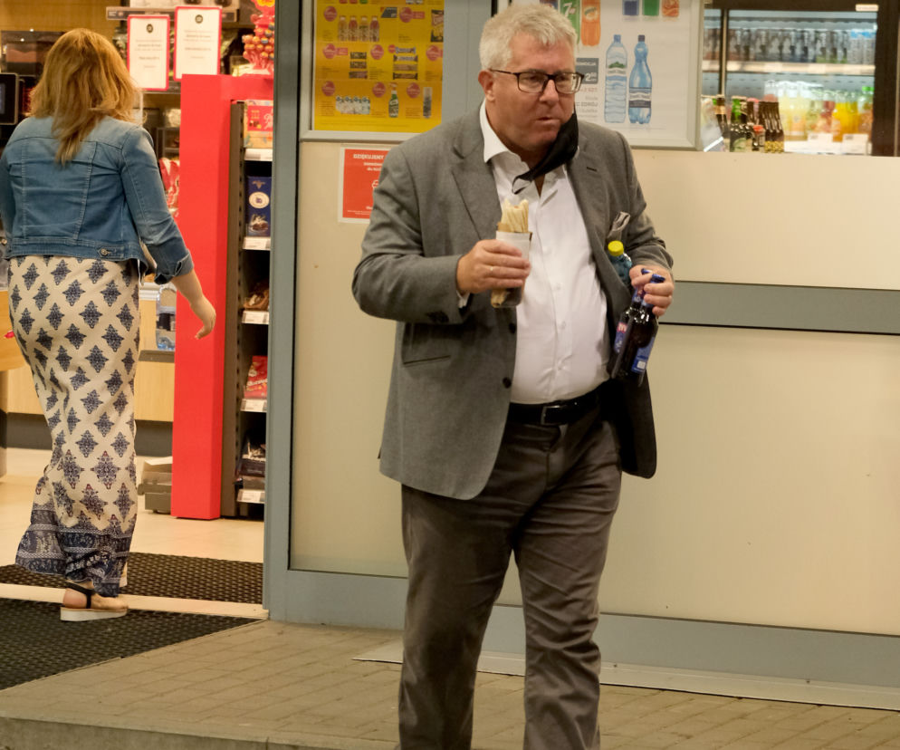 Ryszard Czarnecki świętował hot-dogiem