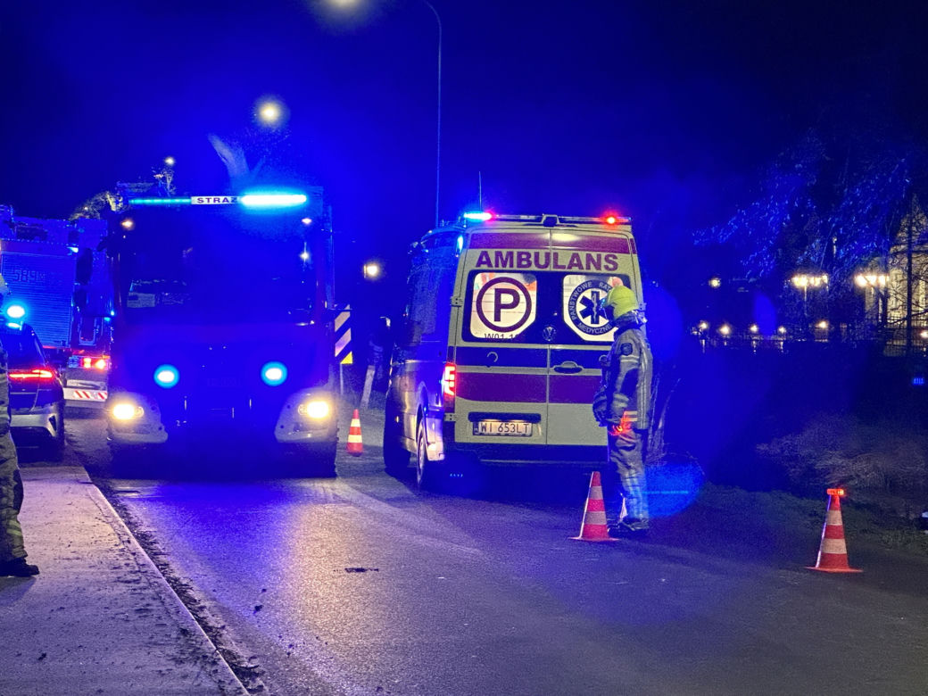 Zjechał z drogi wprost do rzeki. Jego auto postanowiło popływać w cieku wodnym