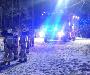 Ładzyń - lód załamał się pod autem, które wjechało na zamarznięty zbiornik wodny Bagno