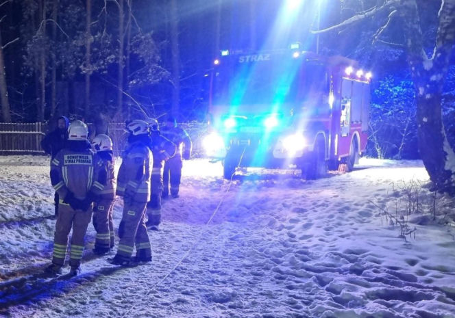 Ładzyń - lód załamał się pod autem, które wjechało na zamarznięty zbiornik wodny Bagno