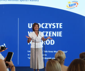 Ponad 7 mln zł dla lokalnych projektów. Na Służewcu wręczono czeki laureatom programu „Sportowo Kulturalnie Lokalnie”.