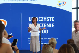 Ponad 7 mln zł dla lokalnych projektów. Na Służewcu wręczono czeki laureatom programu „Sportowo Kulturalnie Lokalnie”.