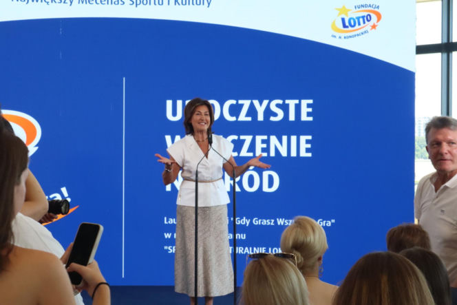Ponad 7 mln zł dla lokalnych projektów. Na Służewcu wręczono czeki laureatom programu „Sportowo Kulturalnie Lokalnie”.
