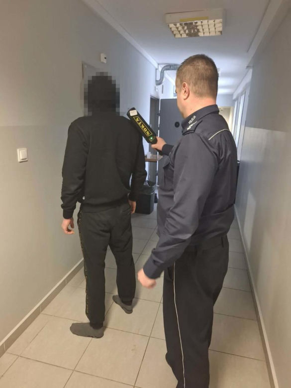 Trzech mężczyzn trafiło do aresztu, a kolejni mają dozór i zakaz zbliżania się do pokrzywdzonych
