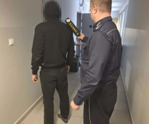 Trzech mężczyzn trafiło do aresztu, a kolejni mają dozór i zakaz zbliżania się do pokrzywdzonych