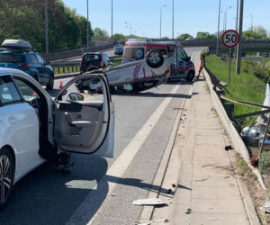 Dachowanie traficara w Warszawie. Ściął latarnię, która uderzyła w drugi pojazd
