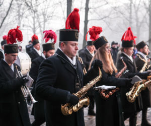 Barbórka 2025. Pobudka górnicza na Nikiszowcu w wykonaniu Orkiestry Wieczorek