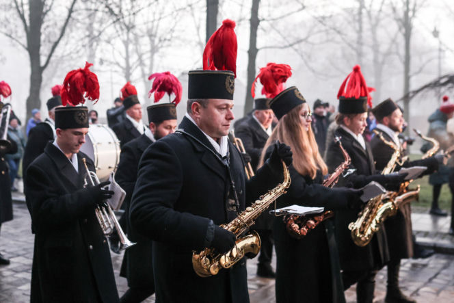 Barbórka 2025. Pobudka górnicza na Nikiszowcu w wykonaniu Orkiestry Wieczorek