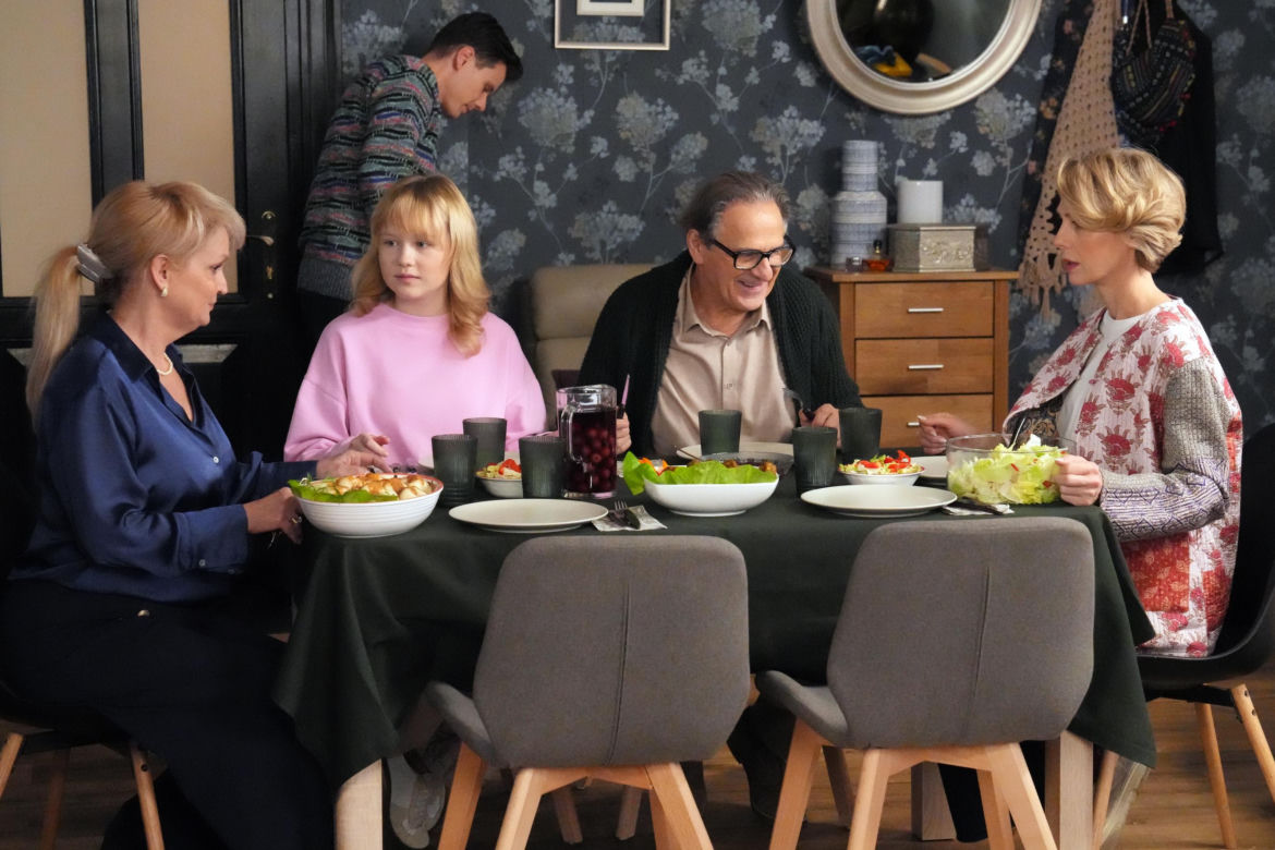 Barwy szczęścia, odc. 3196. Emilka (Jessica Frankiewicz), Malwina (Joanna Gleń), Małgorzata (Adrianna Biedrzyńska), Kacper (Jakub Szlachetka), Jerzy (Bronisław Wrocławski) 