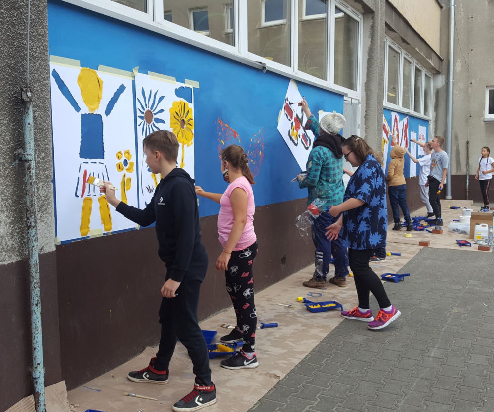 Nowy mural w Lesznie. Za wałki i pędzle chwycili uczniowie 