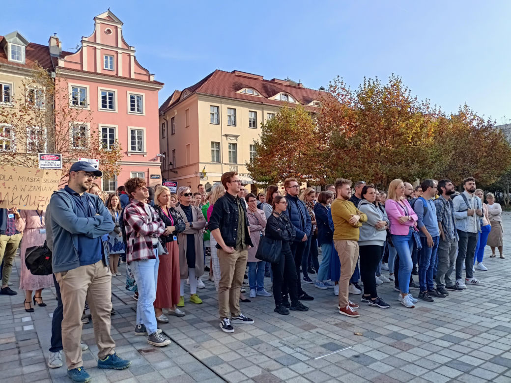 Pikieta urzędników poznańskich na Placu Kolegiackim