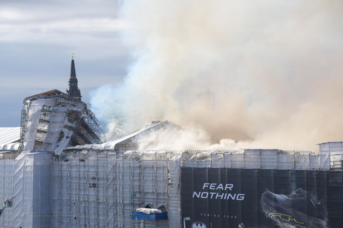 "Nasze Notre Dame" w ogniu! Runęła wieża! "400 lat dziedzictwa w płomieniach" 