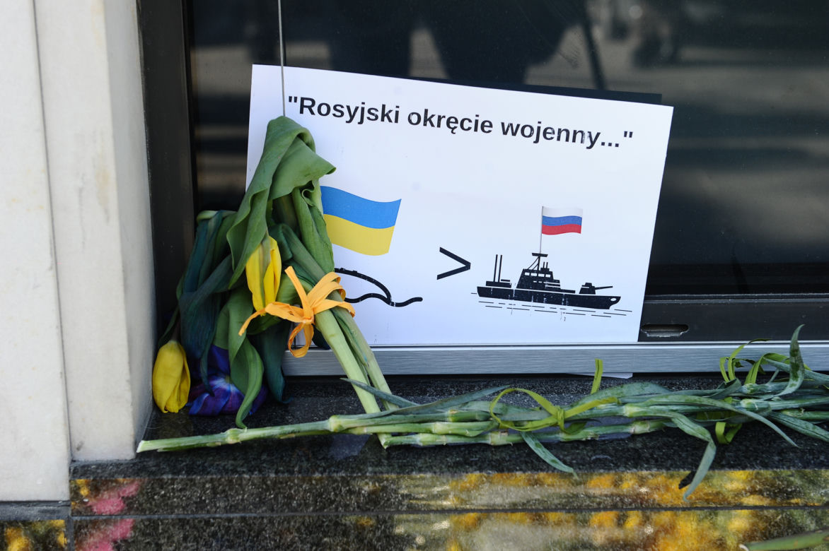 Warszawiacy, w geście solidarności, składają kwiaty pod ambasadą Ukrainy.