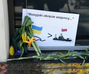 Warszawiacy, w geście solidarności, składają kwiaty pod ambasadą Ukrainy.
