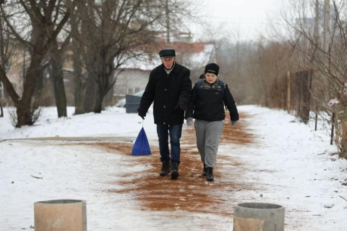 Kraków: NIEZWYKŁY patent na oblodzone chodniki! Ukraiński pomysł podbił serca krakowian