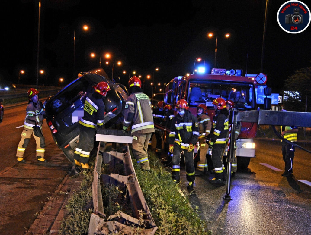 Dacia zawisła na barierach