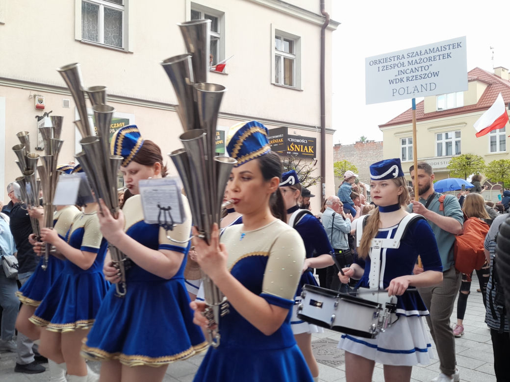 Elivis Presley w swoim cadillacu otworzył Święto Paniagi w Rzeszowie.  Wielki pochód w amerykańskim stylu!