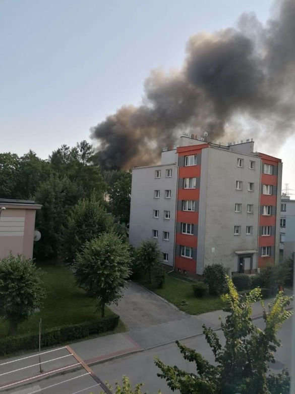 Koniecpol: OGROMNY pożar w fabryce! Gęsty dym widać z dużej odległości