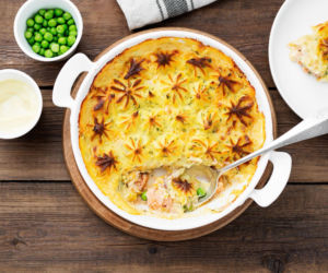 Najlepszy sposób na nudnego mintaja. Ta prosta zapiekanka rybna pod pierzynką to hit na tani obiad