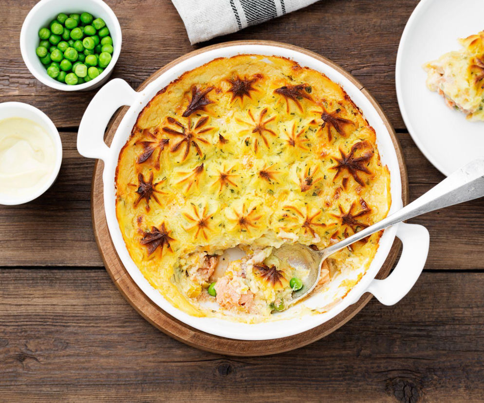 Najlepszy sposób na nudnego mintaja. Ta prosta zapiekanka rybna pod pierzynką to hit na tani obiad