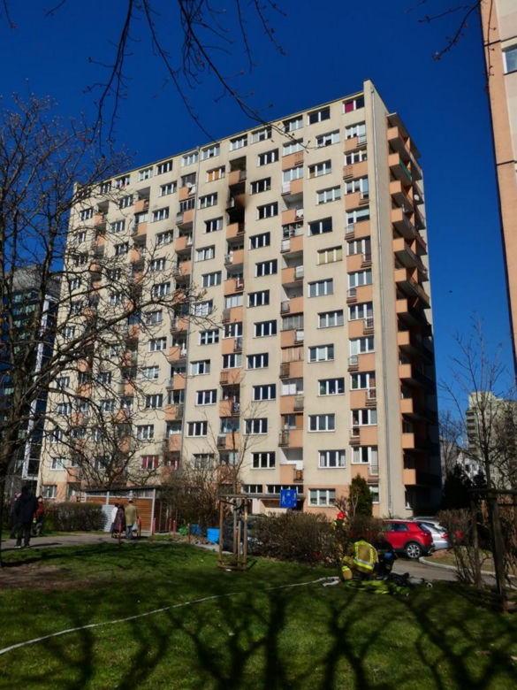 Kłęby dymu buchały z okna. Wielki pożar mieszkania na Ochocie! 