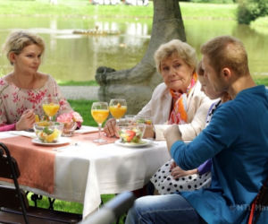 M jak miłość po wakacjach. Barbara (Teresa Lipowska), Ania (Weronika Wachowska), Marta (Dominika Ostałowska), Andrzej (Krystian Wieczorek)
