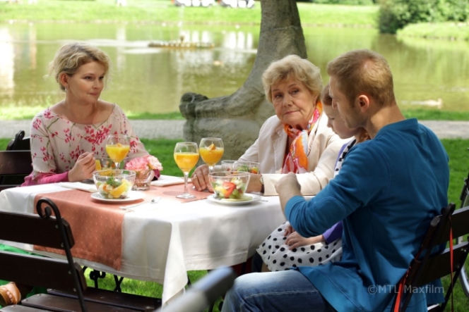 M jak miłość po wakacjach. Barbara (Teresa Lipowska), Ania (Weronika Wachowska), Marta (Dominika Ostałowska), Andrzej (Krystian Wieczorek)