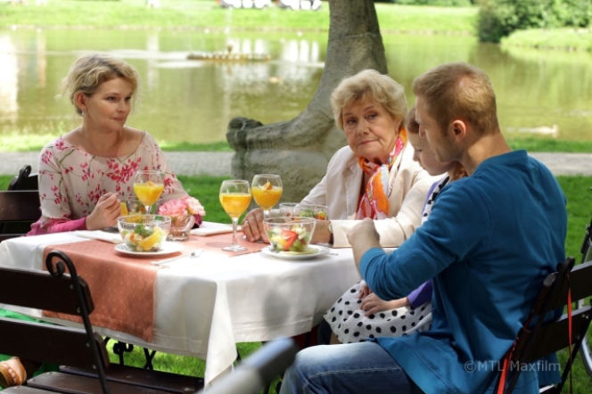 M jak miłość po wakacjach. Barbara (Teresa Lipowska), Ania (Weronika Wachowska), Marta (Dominika Ostałowska), Andrzej (Krystian Wieczorek)