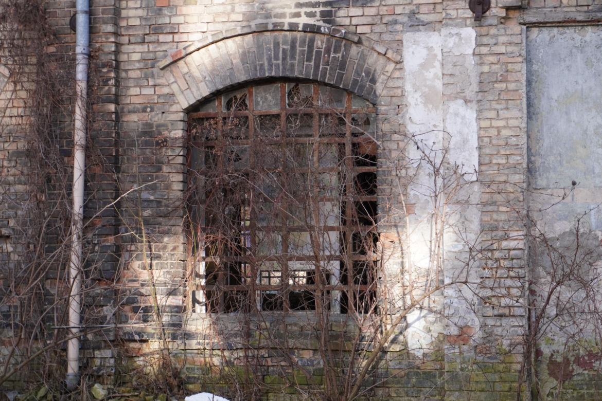 Opuszczona fabryka włókiennicza w Białymstoku. Niszczejące budynki niedaleko centrum miasta