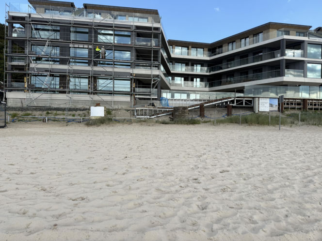 Apartamentowiec na plaży w Międzyzdrojach