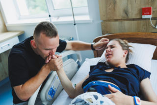 Ona boi się porodu, on udaje spokój. Przyszli ojcowie często robią to samo