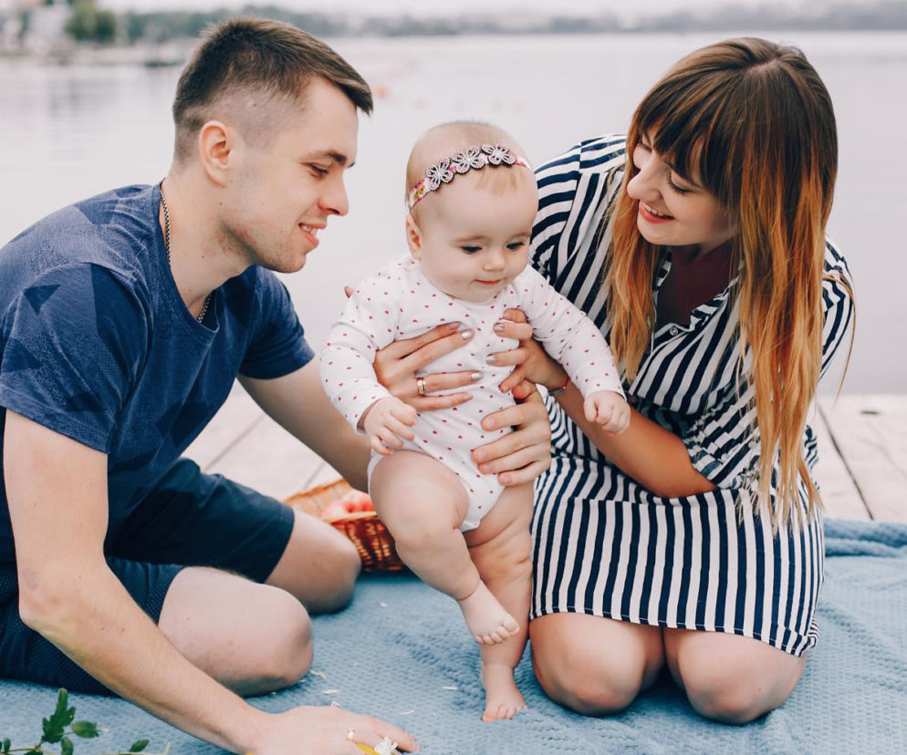 Jak zaplanować pierwszy urlop z niemowlakiem? Te wskazówki pomogą wam naprawdę odpocząć na wyjeździe