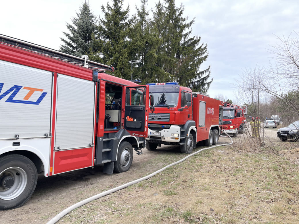 Tragedia w Kobyłce. Kobieta wyskoczyła z okna płonącego domu, jedna ofiara spłonęła żywcem