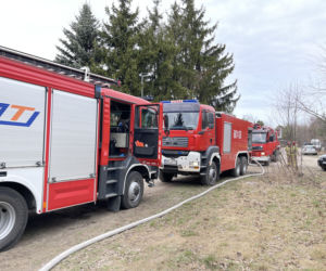 Tragedia w Kobyłce. Kobieta wyskoczyła z okna płonącego domu, jedna ofiara spłonęła żywcem