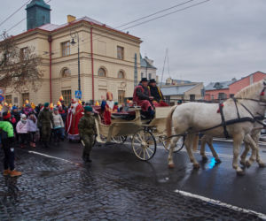 Setki Mikołajów w centrum miasta. Orszak św. Mikołaja w Lublinie