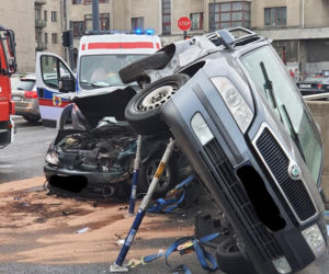 Łódź: Wypadek TERAZ na skrzyżowaniu Mickiewicza i Wólczańskiej. Poszkodowane dzieci, ZAKLESZCZONYCH wyciąga straż