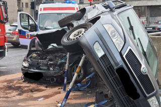 Łódź: Wypadek na skrzyżowaniu Mickiewicza i Wólczańskiej. Poszkodowane dzieci, ZAKLESZCZONYCH wyciąga straż