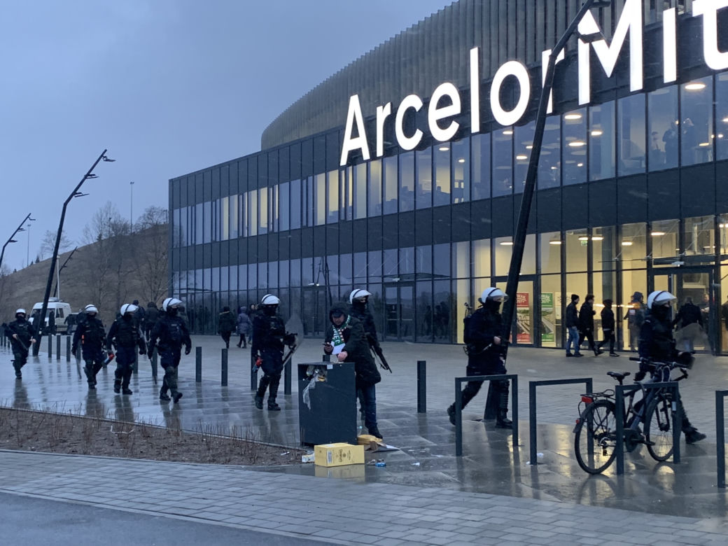 Mecz Zagłębia sparaliżował Sosnowiec.  Na ulicach wokół stadionu wytworzyły się ogromne korki, kibice nie mają gdzie parkować