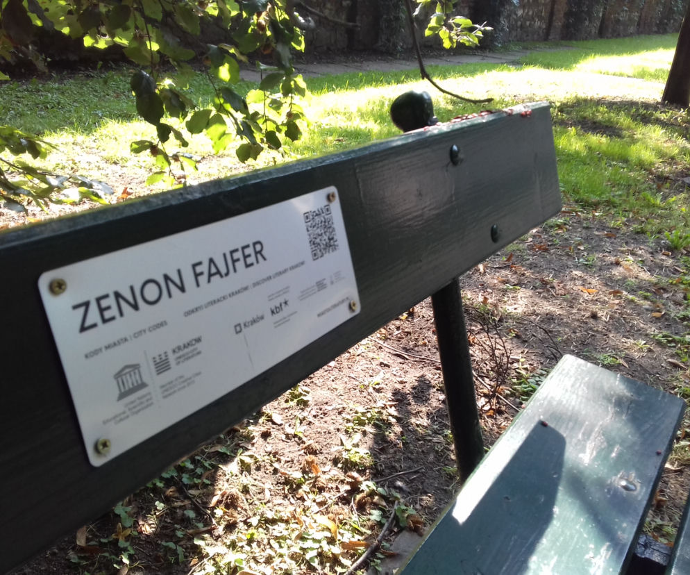 Tak wygląda jedna z ławeczek literackich na Plantach