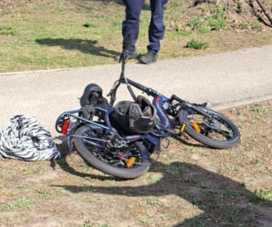 Dramatyczna walka o życie rowerzysty, wokół tłum gapiów. „Komend defibrylatora niemal nie było słychać”